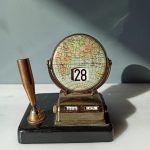 Επιτραπέζιο Μεταλλικό Ημερολόγιο